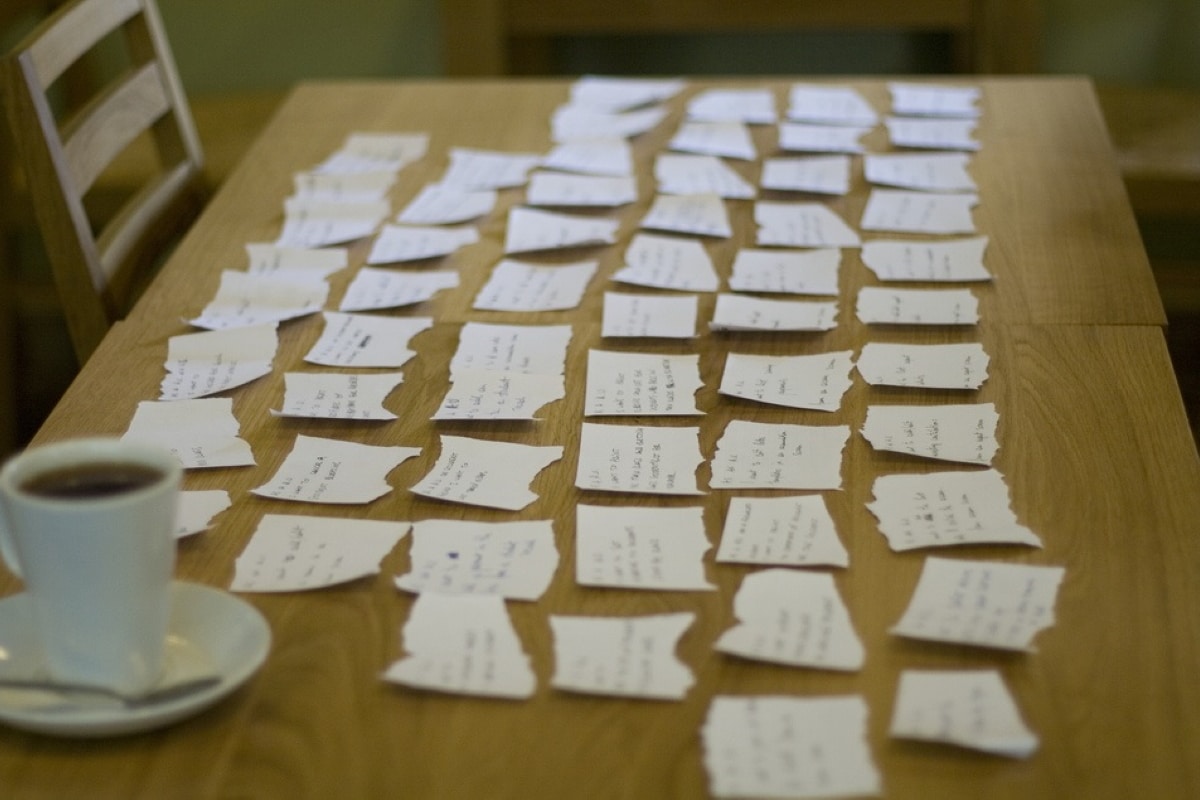 Storymapping mit Zetteln auf dem Tisch